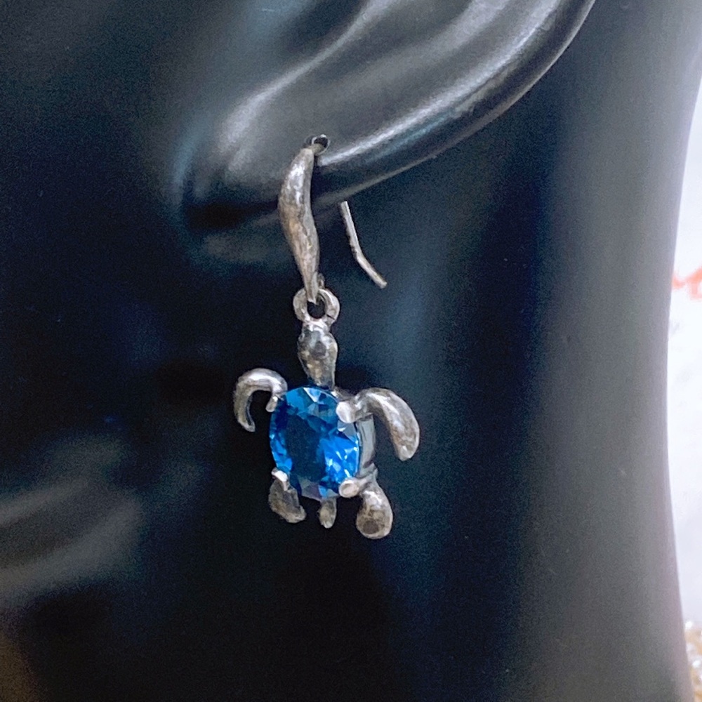 Sterling Silver Turtle earrings/ 💎 stone